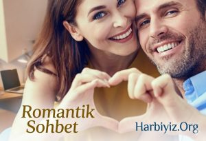 Kalp işareti yapan mutlu çift ve Romantik Sohbet Harbiyiz.org yazısı.